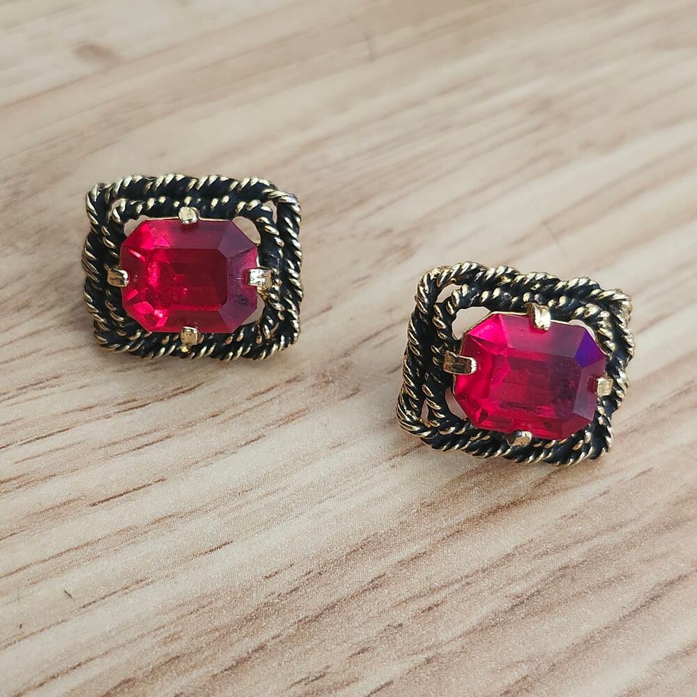 Sarah Coventry Majorca Red Glass Clip On Earrings Gold Rope‎ Vintage 1 Inch Drop